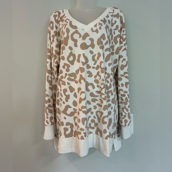 Tops - Honey Me soft long sleeve animal print top v neck L